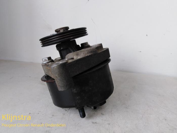 Power steering pump from a Renault Clio (B/C57/357/557/577) 1.2i RL,RN,RT Kat. 1995