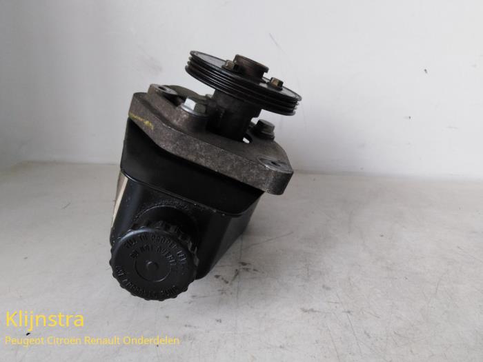 Power steering pump from a Renault Clio (B/C57/357/557/577) 1.2i RL,RN,RT Kat. 1995