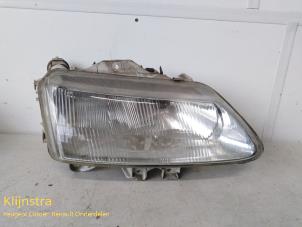 Used Headlight, right Renault Laguna I (B56) 2.0 Price on request offered by Fa. Klijnstra & Zn. VOF