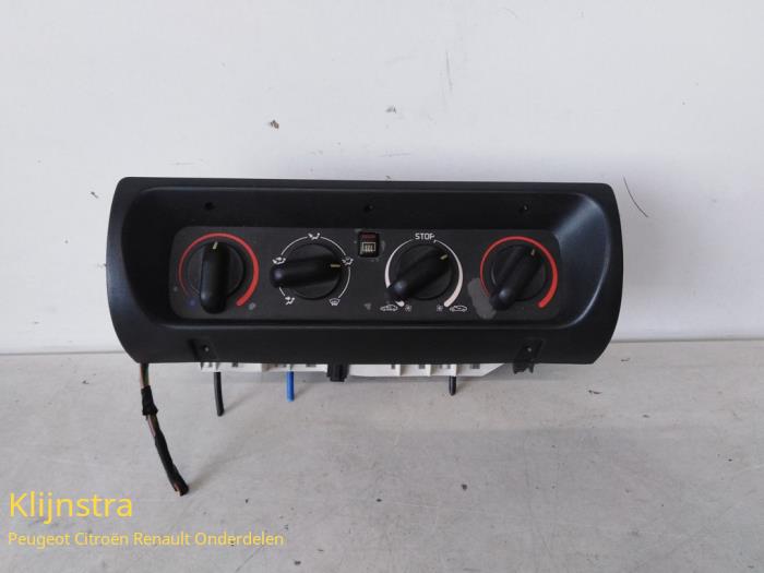 Heater control panel from a Renault Safrane I 2.2i RT Si,Vi 12V 1996