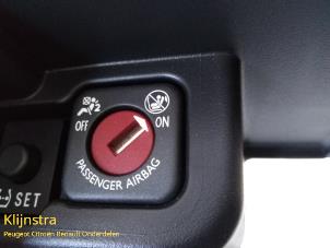 Gebrauchte Airbag Schalter Peugeot 108 1.0 12V Preis auf Anfrage angeboten von Fa. Klijnstra & Zn. VOF