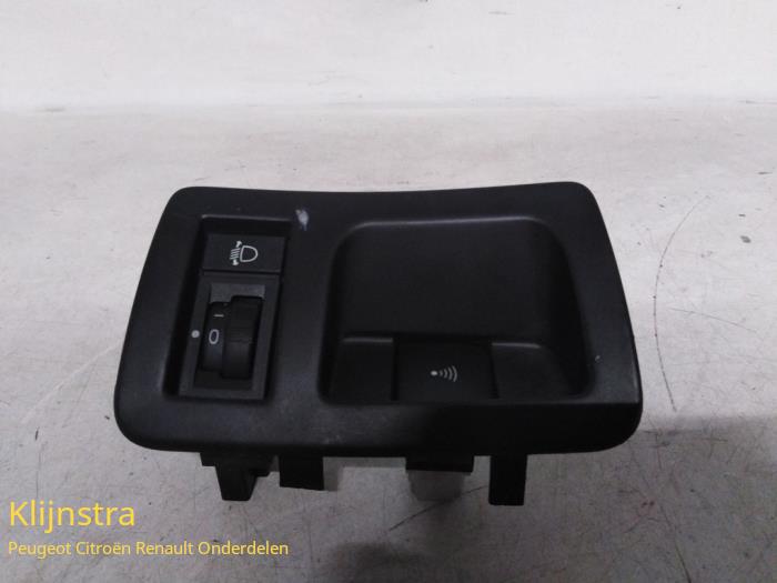 Usados Interruptor PDC Peugeot 607 (9D/U) 2.2 HDi 16V FAP Precio de solicitud ofrecido por Fa. Klijnstra & Zn. VOF