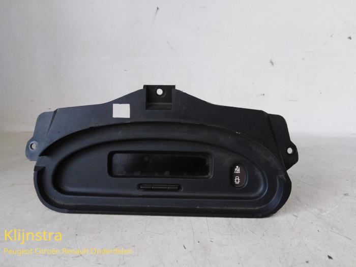 Used Interior display Renault Clio II (BB/CB) 1.4 Price on request offered by Fa. Klijnstra & Zn. VOF
