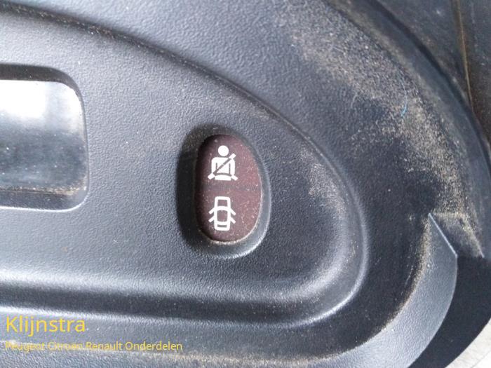 Seat belt reminder module from a Renault Clio II (BB/CB) 1.4 1999