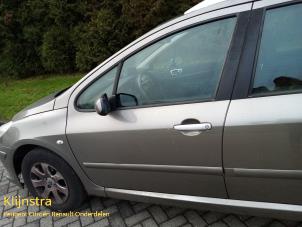 Używane Drzwi lewe przednie wersja 4-drzwiowa Peugeot 307 SW (3H) 1.6 16V Cena € 99,00 Procedura marży oferowane przez Fa. Klijnstra & Zn. VOF