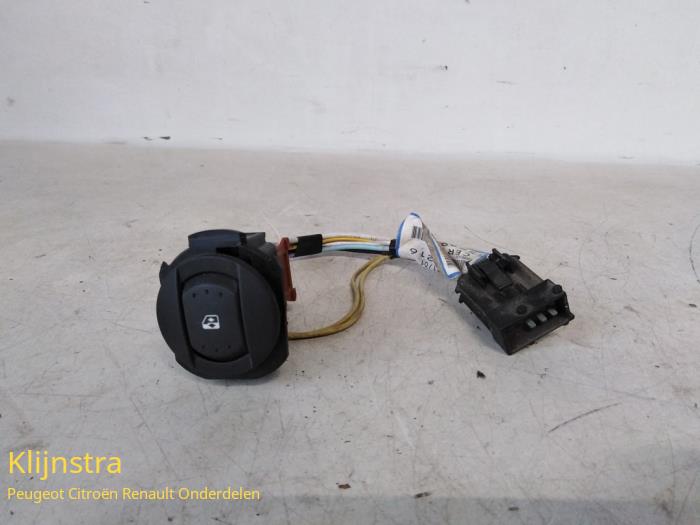 Usados Interruptor de ventanilla eléctrica Renault Laguna Precio de solicitud ofrecido por Fa. Klijnstra & Zn. VOF