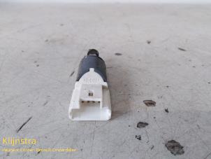 Usados Interruptor de luz de freno Renault Grand Scénic II (JM) 1.9 dCi 120 Precio de solicitud ofrecido por Fa. Klijnstra & Zn. VOF