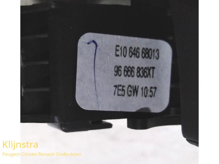 Commande radio volant d'un Citroen DS3 2015