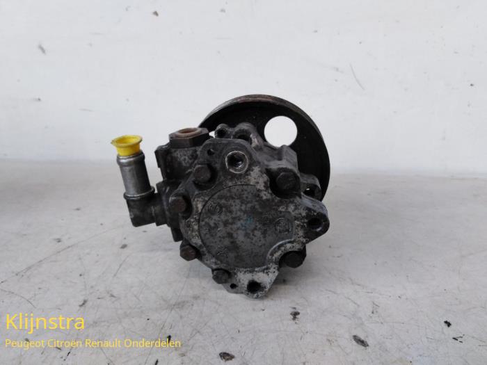 Power steering pump from a Peugeot Expert (224) 1.9TD 1998