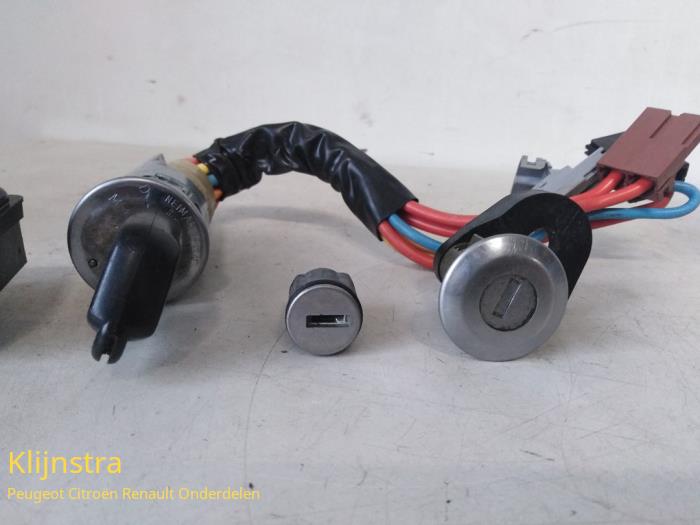 Kazumamacyan　0724 Set of cylinder locks (complete) Peugeot 306 1.4 SL,SR - 4162A0 NEIMAN