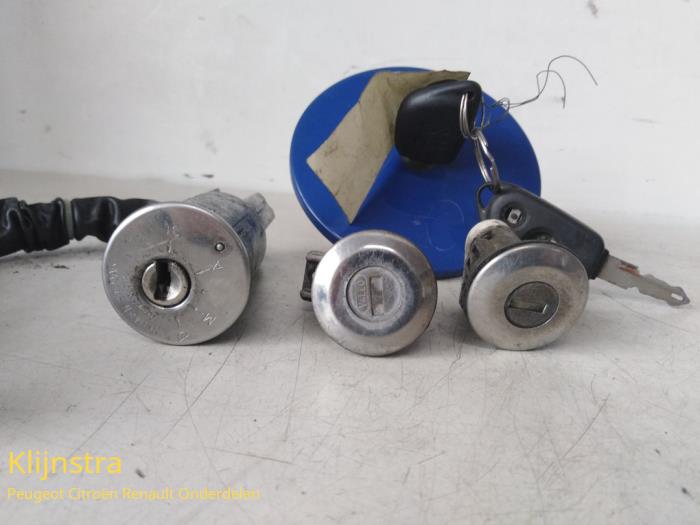 Set of locks from a Peugeot 106 II 1.5 XNd,XRd,Sketch 2000