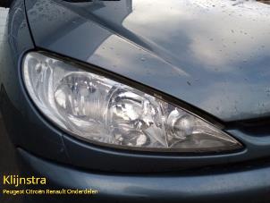 Used Headlight, right Peugeot 206 CC (2D) 1.6 HDI 16V FAP Price on request offered by Fa. Klijnstra & Zn. VOF