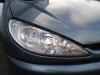 Headlight, right from a Peugeot 206 CC (2D) 1.6 HDI 16V FAP 2006