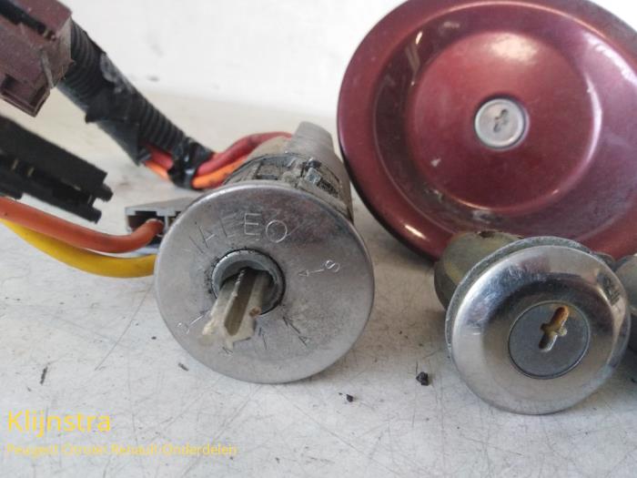 Set of locks from a Peugeot Partner 1.4 1997