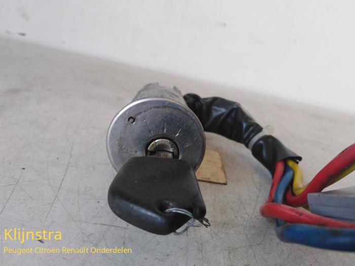Cerradura de contacto y llave de un Peugeot 306 Break (7E) 1.9 D,XND 1998