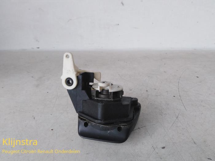 Rear lock cylinder from a Peugeot 406 Coupé (8C) 2.0 16V 2002
