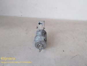Used Ignition lock + key Peugeot 407 SW (6E) 2.0 HDiF 16V Price on request offered by Fa. Klijnstra & Zn. VOF