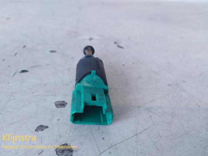 Brake light switch from a Peugeot 407 (6D) 2.0 HDiF 16V 2005