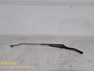 Used Front wiper arm Peugeot 106 II 1.4 XN,XR,XS,XT Price on request offered by Fa. Klijnstra & Zn. VOF