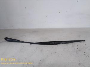Used Front wiper arm Peugeot 205 II (20A/C) 1.4 Generation Price on request offered by Fa. Klijnstra & Zn. VOF