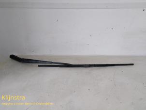 Used Front wiper arm Peugeot 405 II (4B) 2.0 MI 16 Price on request offered by Fa. Klijnstra & Zn. VOF