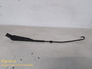 Used Front wiper arm Peugeot 405 I (15B) 1.9 GR,SR Autom. Price on request offered by Fa. Klijnstra & Zn. VOF
