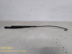 Used Front wiper arm Peugeot 406 (8B) 1.8 16V Price on request offered by Fa. Klijnstra & Zn. VOF