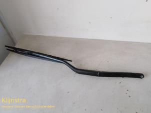 Used Front wiper arm Peugeot 607 (9D/U) 2.2 HDi 16V FAP Price on request offered by Fa. Klijnstra & Zn. VOF