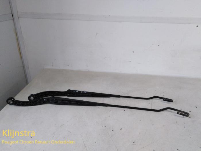 Front wiper arm from a Peugeot 307 SW (3H) 2.0 HDi 110 FAP 2002