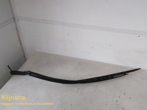 Used Front wiper arm Peugeot 807 2.0 HDi 16V Price on request offered by Fa. Klijnstra & Zn. VOF