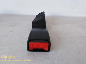 Usados Lengüeta de cinturón de seguridad centro detrás Peugeot 206 Precio de solicitud ofrecido por Fa. Klijnstra & Zn. VOF