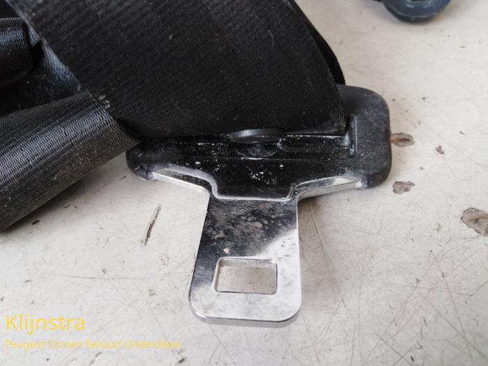 Front seatbelt, right from a Citroën Berlingo 2.0 HDi 90 2002