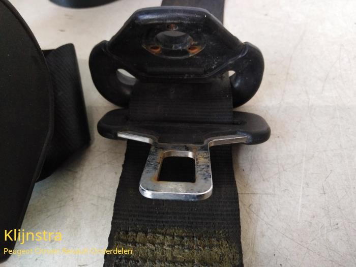 Rear seatbelt, centre from a Peugeot 307 2006