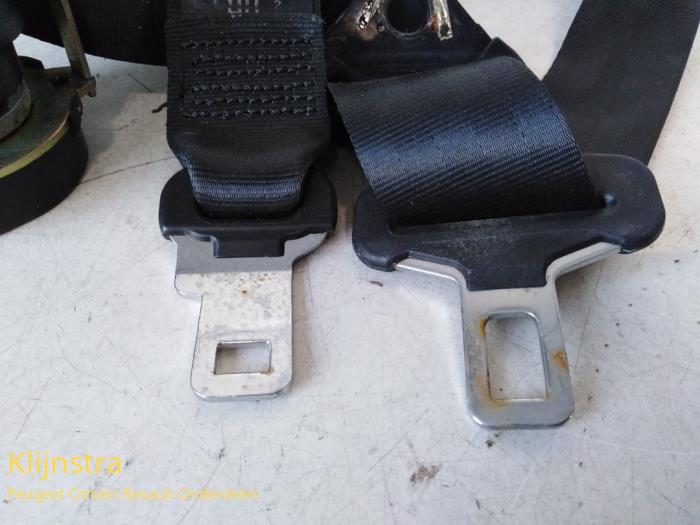 Rear seatbelt, centre from a Peugeot 307 SW (3H) 1.6 HDi 16V 2005