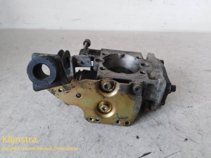 Gebrauchte Drosselklappengehäuse Peugeot 106 I 1.4 XT i Preis auf Anfrage angeboten von Fa. Klijnstra & Zn. VOF