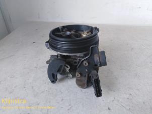 Drosselklappengehäuse van een Peugeot 306 (7A/C/S) 1.4 XN,XR,XA,XRA 1995