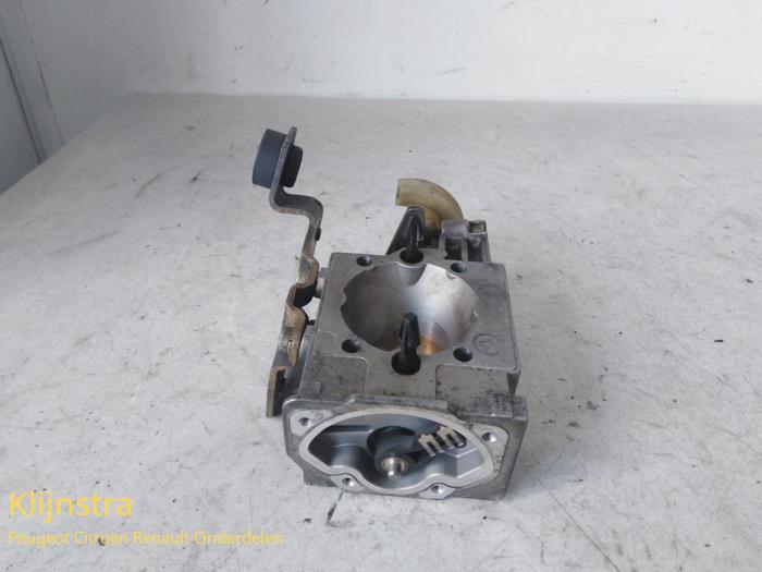 Gebrauchte Drosselklappengehäuse Peugeot 205 II (20A/C) 1.4 Preis auf Anfrage angeboten von Fa. Klijnstra & Zn. VOF