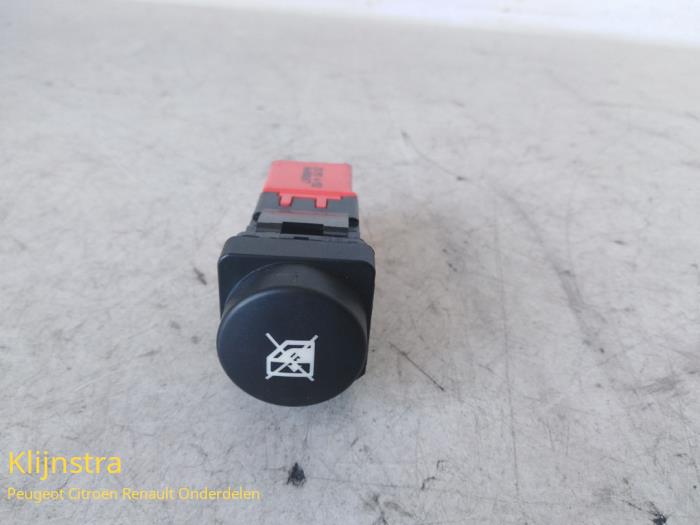 Usados Interruptor de ventanilla eléctrica Citroen Xsara Picasso (CH) 1.6 HDi 16V 110 Precio de solicitud ofrecido por Fa. Klijnstra & Zn. VOF
