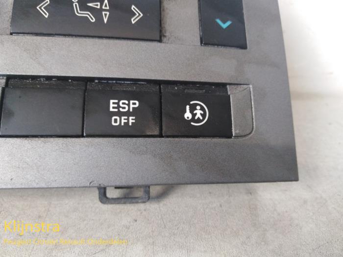 Heater control panel from a Peugeot 407 (6D) 2.0 HDiF 16V 2005
