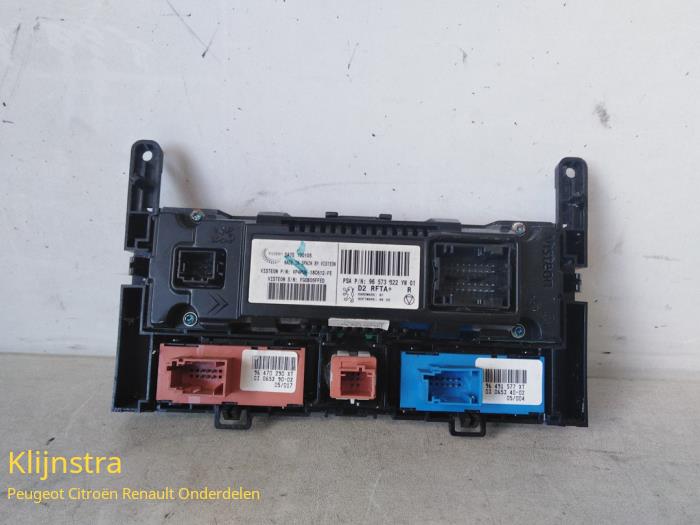 Heater control panel from a Peugeot 407 (6D) 2.0 HDiF 16V 2005