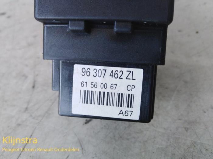 Light switch from a Peugeot 206 CC (2D) 2.0 16V 2001