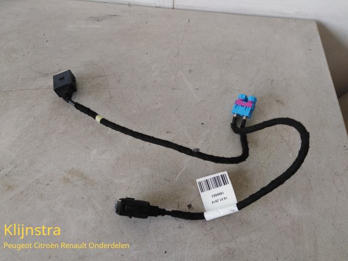 Używane Wtyczka USB Peugeot 508 (F3/FB/FH/FP) Cena € 35,00 Procedura marży oferowane przez Fa. Klijnstra & Zn. VOF