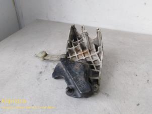 Used Gearbox mount Peugeot 206 SW (2E/K) 1.6 HDi 16V FAP Price on request offered by Fa. Klijnstra & Zn. VOF