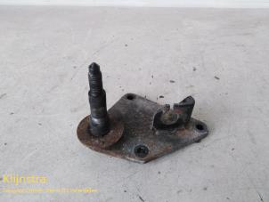 Used Gearbox mount Peugeot 206 (2A/C/H/J/S) 1.6 16V Price on request offered by Fa. Klijnstra & Zn. VOF