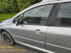 Używane Drzwi lewe przednie wersja 4-drzwiowa Peugeot 307 SW (3H) 1.6 16V Cena € 99,00 Procedura marży oferowane przez Fa. Klijnstra & Zn. VOF