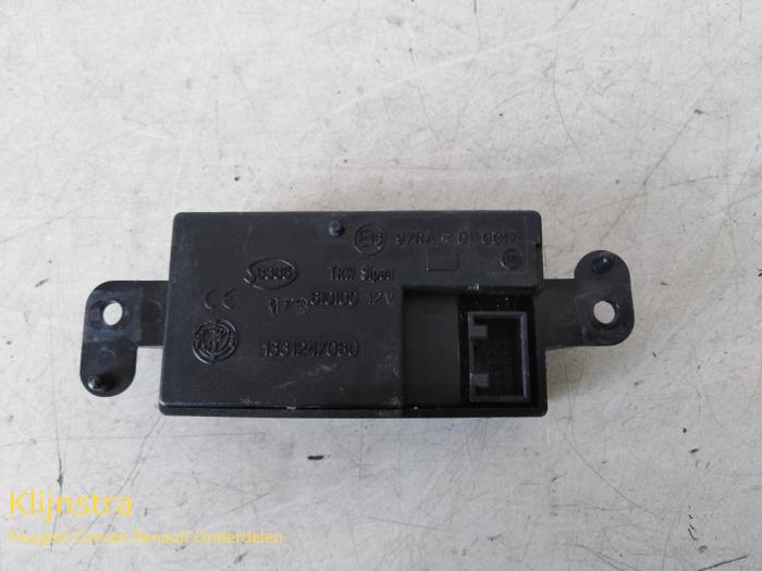 Central door locking module from a Peugeot Boxer (244) 2.0 HDi 2003