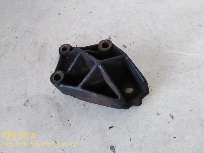 Used Engine mount Peugeot Boxer (244) 2.8 HDi 127 Price on request offered by Fa. Klijnstra & Zn. VOF