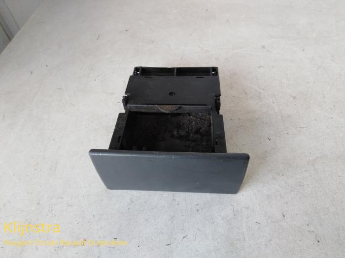 Begagnade Askkopp, fram Peugeot Boxer (230L) 2.5D 320L 12V Pris € 39,00 Marginaltabell erbjuds av Fa. Klijnstra & Zn. VOF