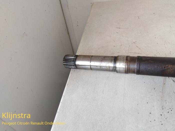 Front drive shaft, right from a Peugeot 206 CC (2D) 2.0 16V 2002