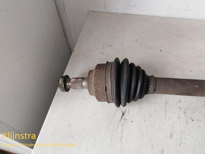 Front drive shaft, right from a Peugeot 307 SW (3H) 1.6 16V 2002